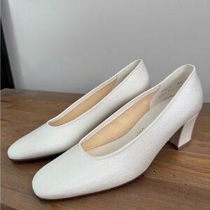 Bridesmaids by Dyeables Bridal Formal Wedding shoes pumps satin 2in heels Sz 8.5